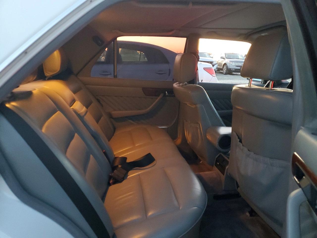 1990 Mercedes-benz 300 Se White vin: WDBCA24D8LA523315