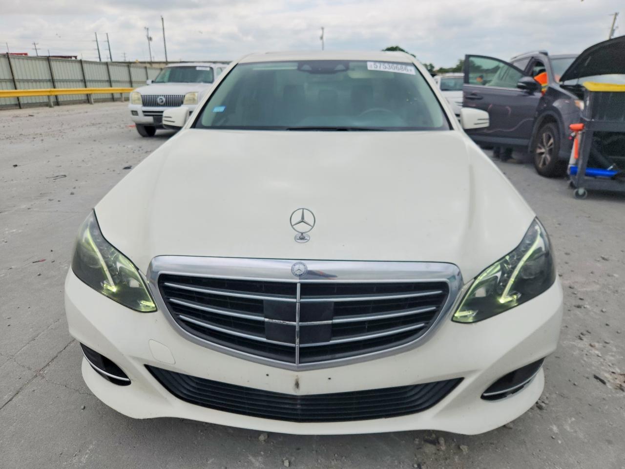 2015 Mercedes-benz E 350 White vin: WDDHF5KB3FB141404