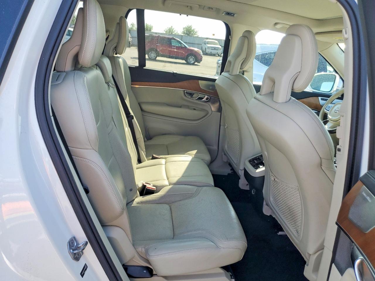 2016 Volvo Xc90 T6 White vin: YV4A22PL0G1048237