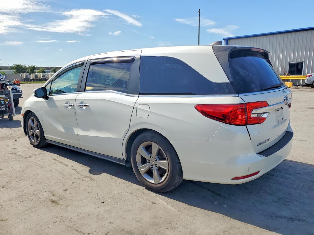 2018 Honda Odyssey Exl White vin: 5FNRL6H77JB055308