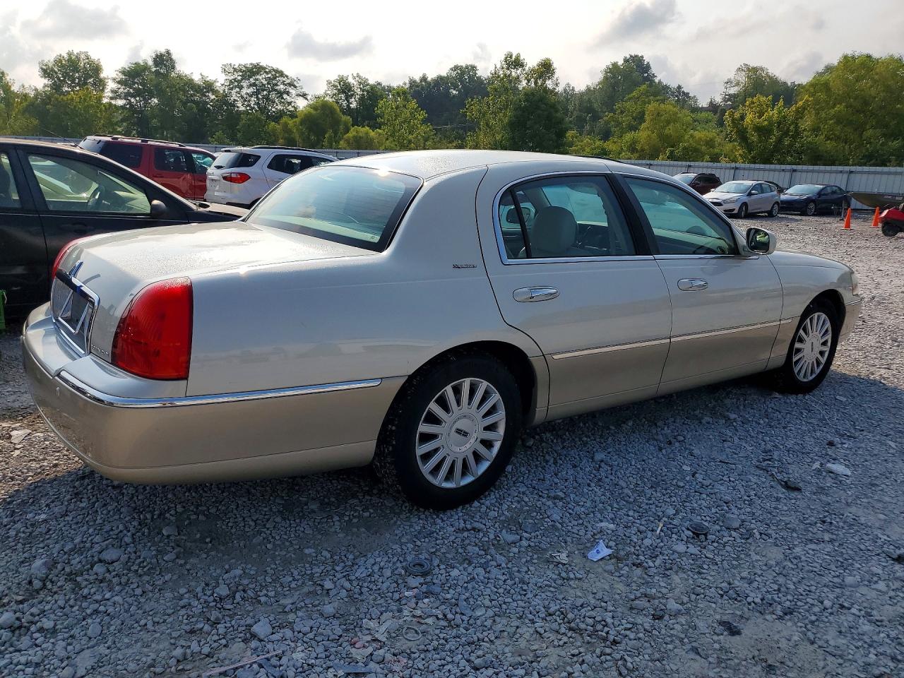 2005 Lincoln Town Car Signature Beige vin: 1LNHM81W05Y636477