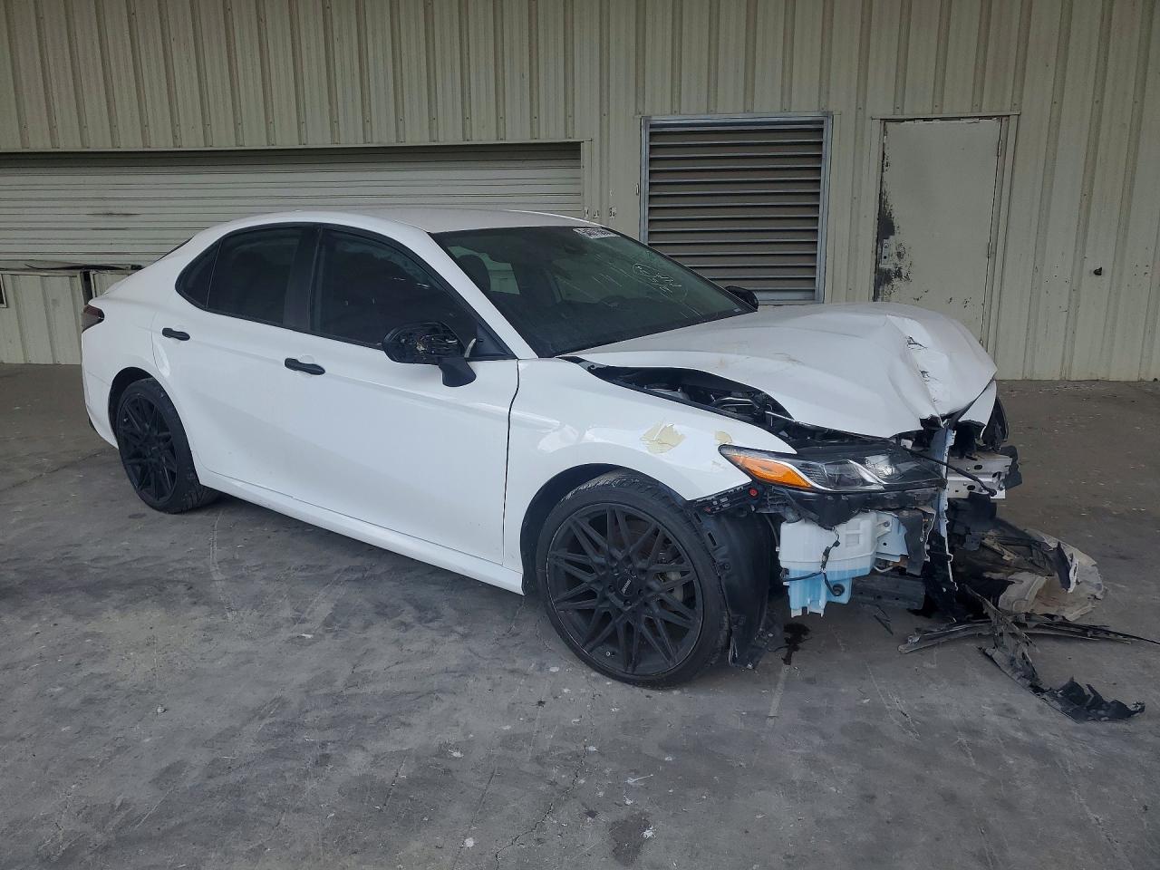 2021 Toyota Camry Le White vin: 4T1C11AK3MU514693