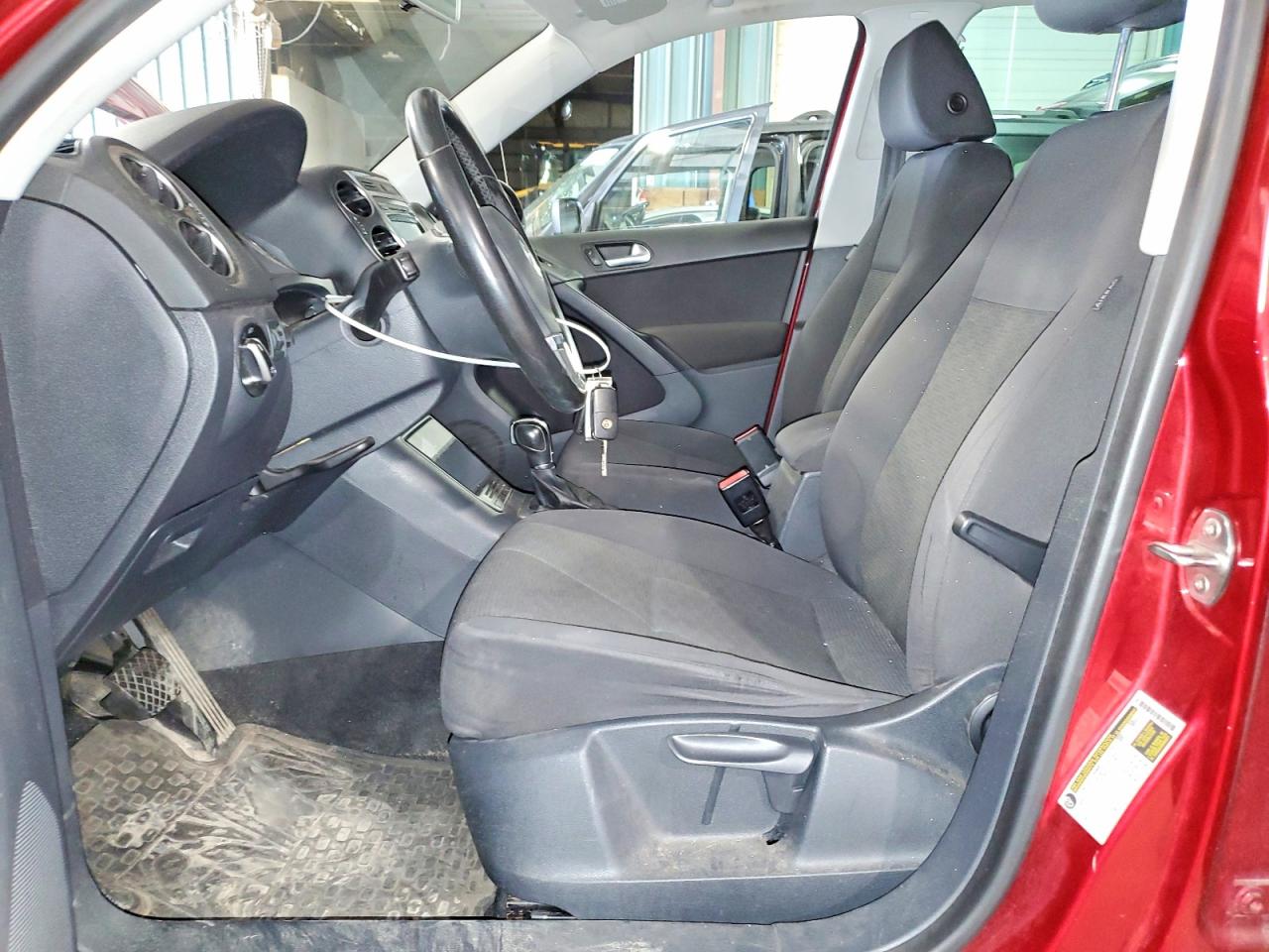 2013 Volkswagen Tiguan S Burgundy vin: WVGBV3AXXDW067145