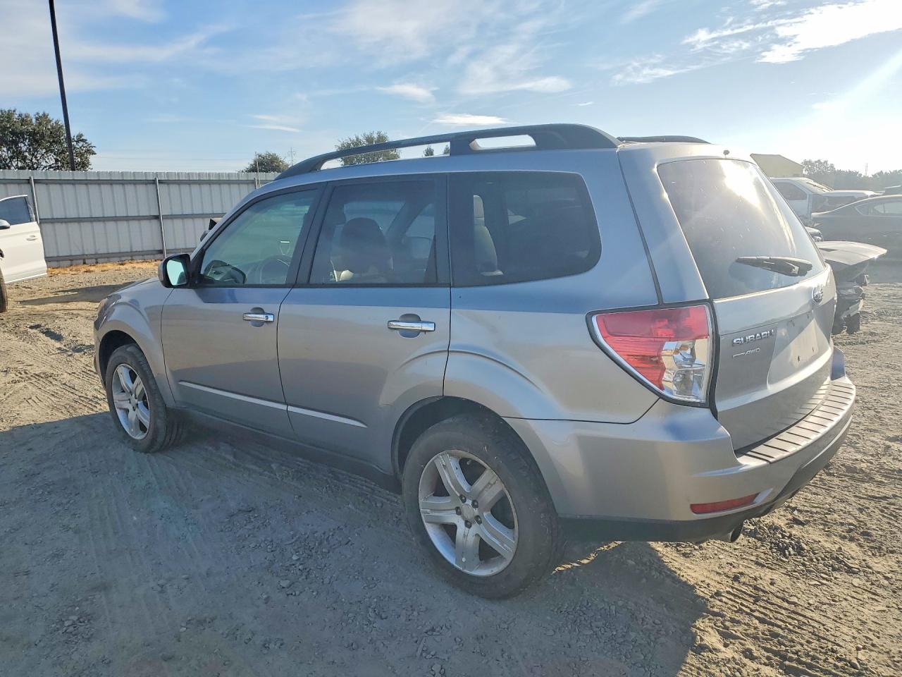 2010 Subaru Forester 2.5x Limited Silver vin: JF2SH6DC8AH757869