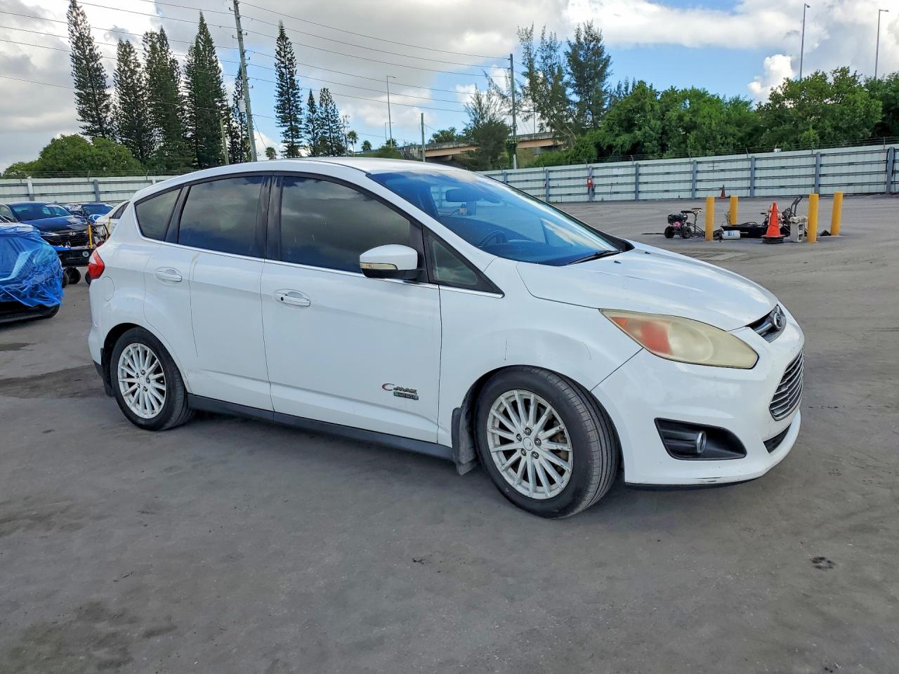 2013 Ford C-max Premium White vin: 1FADP5CU5DL521704