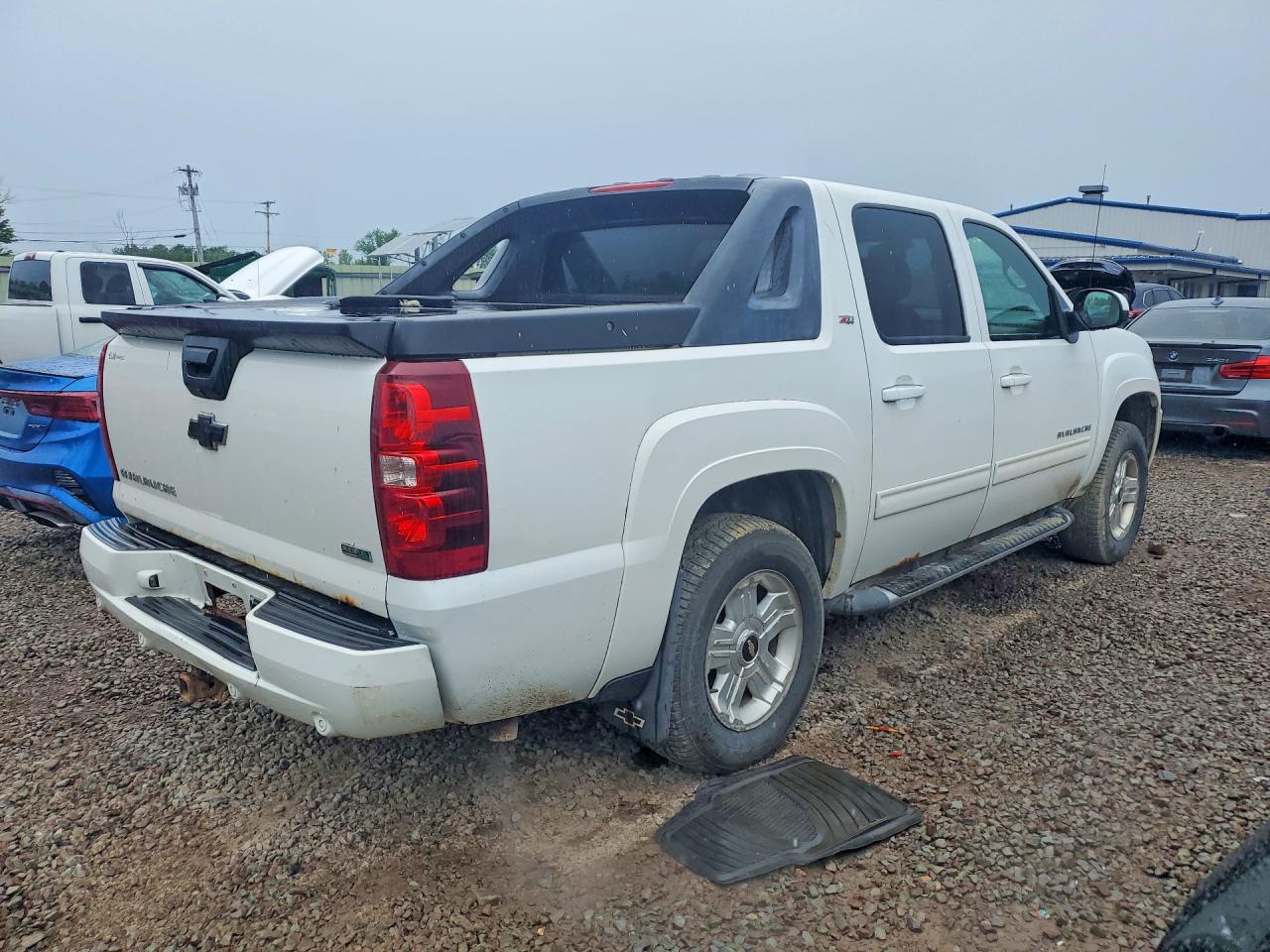 2010 Chevrolet Avalanche Lt White vin: 3GNVKFE08AG238677