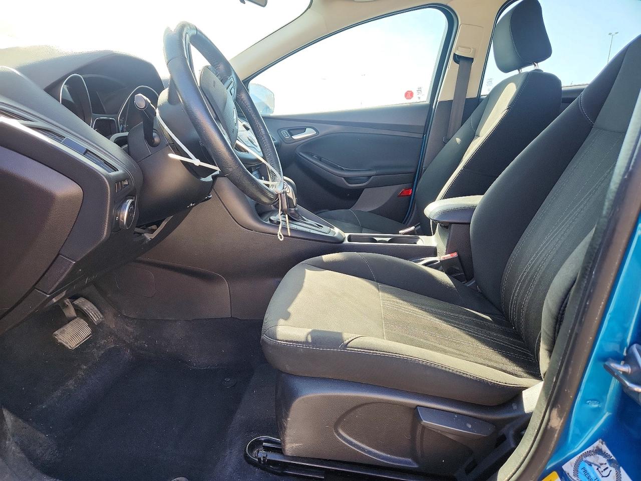 2017 Ford Focus Se Blue vin: 1FADP3K2XHL220467