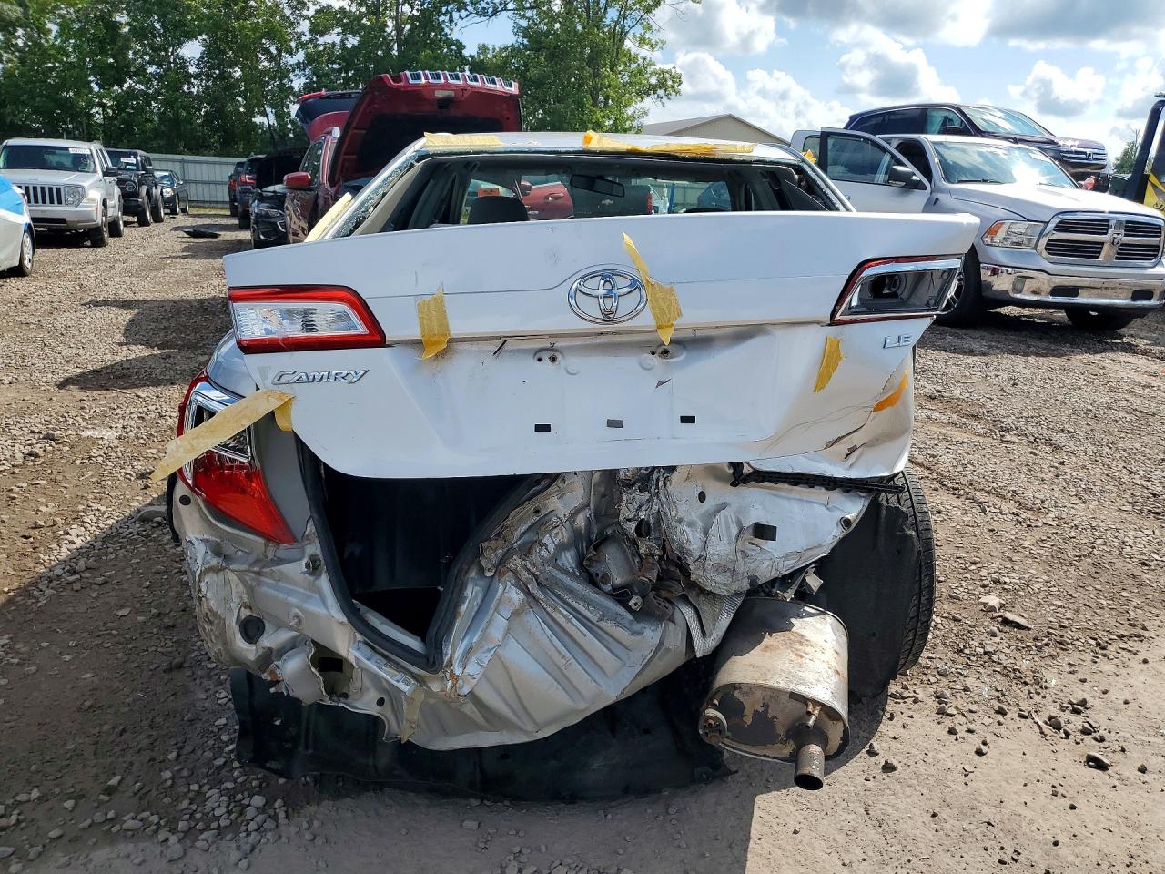2014 Toyota Camry Le Серебряный vin: 4T4BF1FK8ER361953