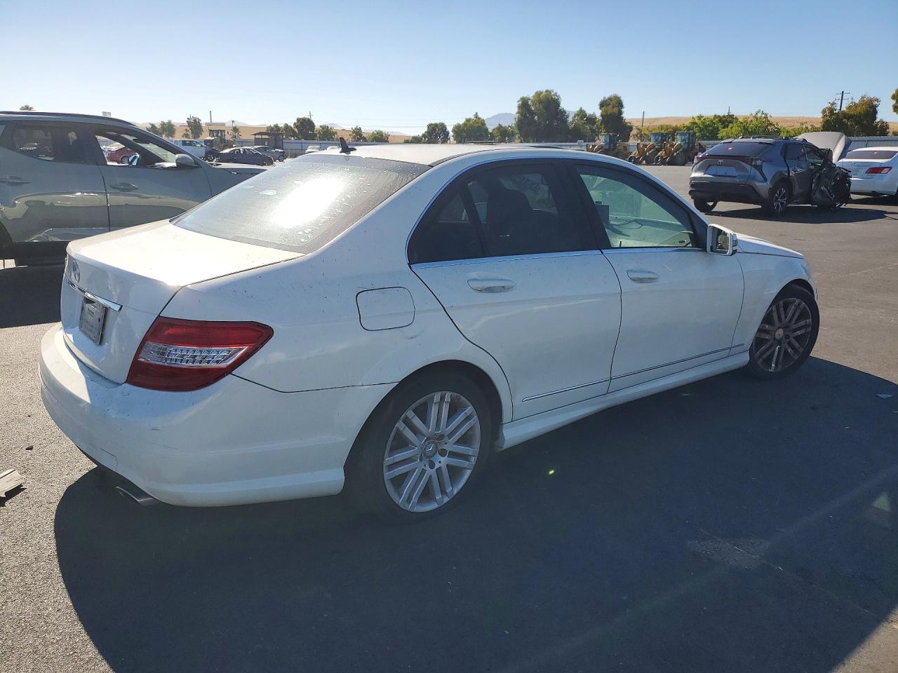 2010 Mercedes-benz C 300 White vin: WDDGF5EB2AR087262