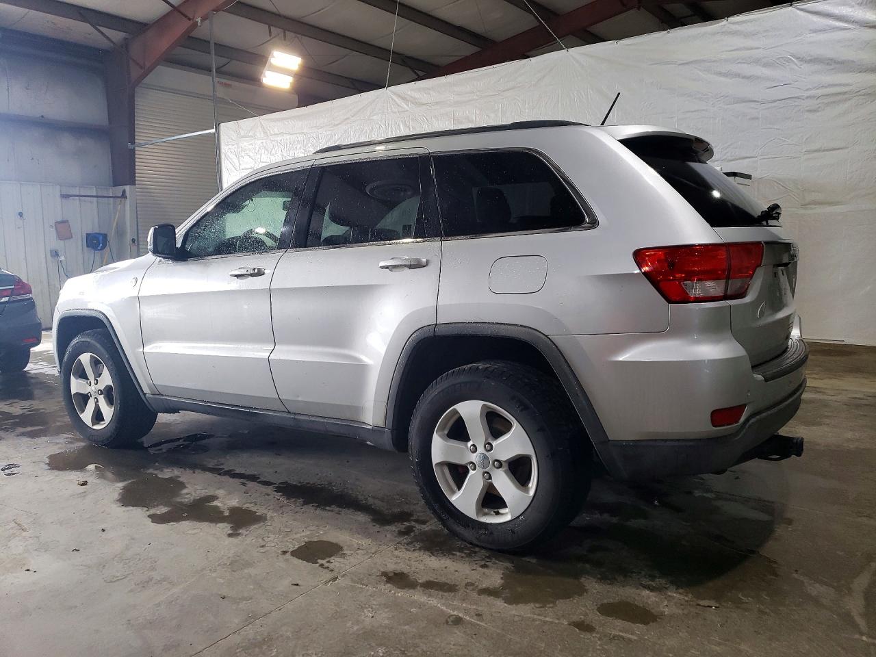 2011 Jeep Grand Cherokee Laredo Серебряный vin: 1J4RR4GG2BC543157