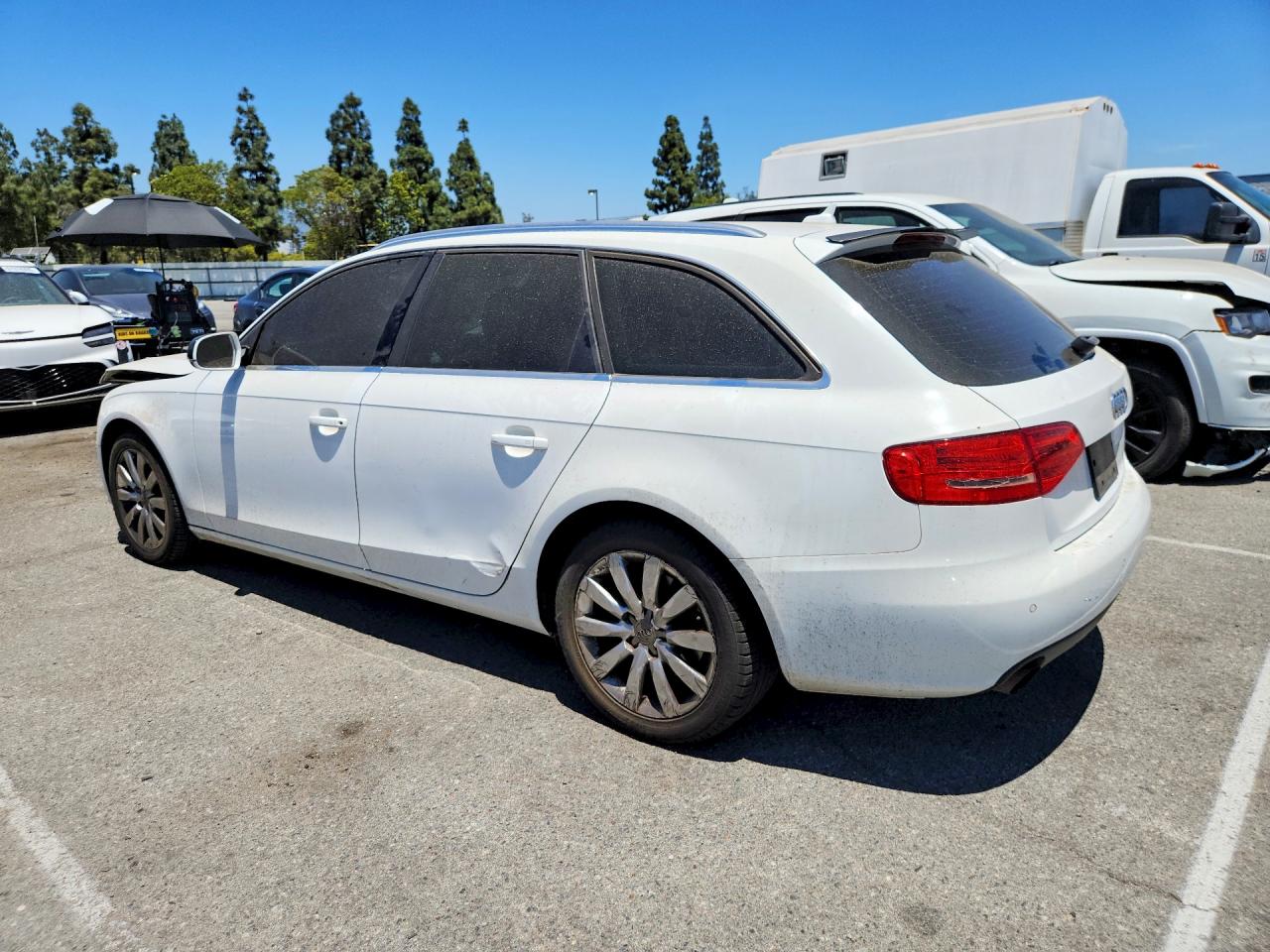 2010 Audi A4 Premium Plus Белый vin: WAUWFAFL3AA140049