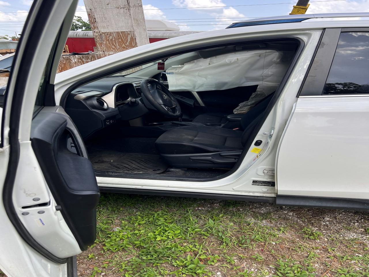 2015 Toyota Rav4 Le White vin: JTMZFREV5FJ044111