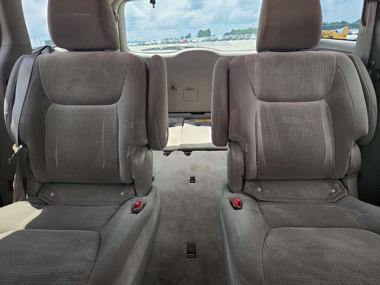 2010 Toyota Sienna Le 7-passenger Burgundy vin: 5TDKK4CC3AS341570