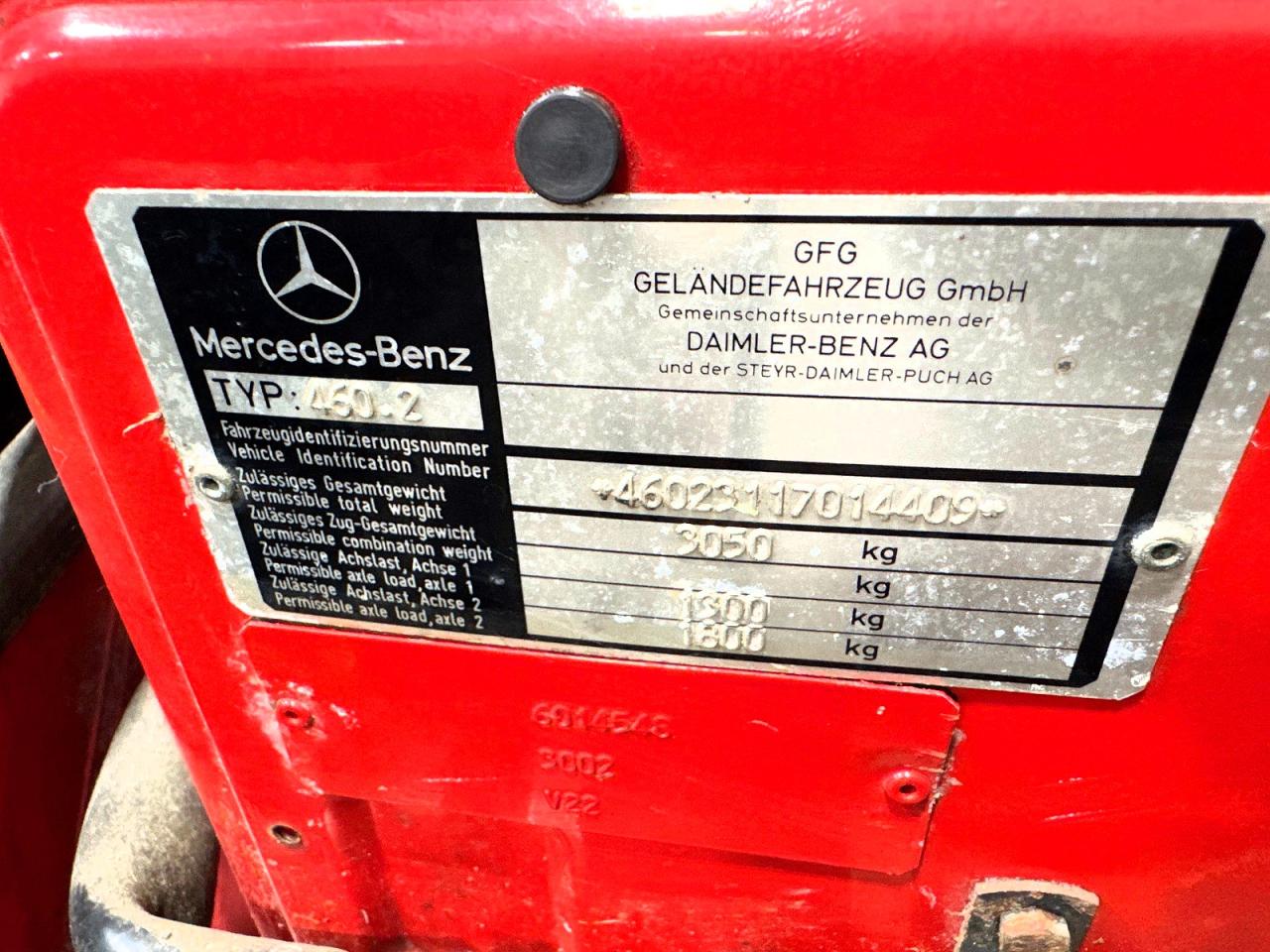 1982 Mercedes Benz 300 Red vin: 46023117014409