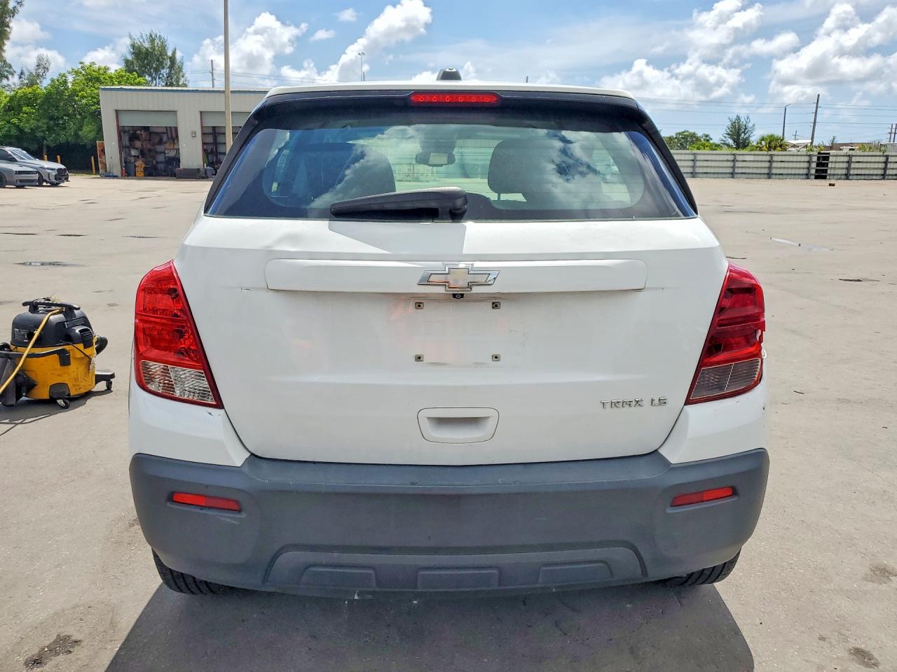 2015 Chevrolet Trax Ls White vin: KL7CJKSB0FB127281