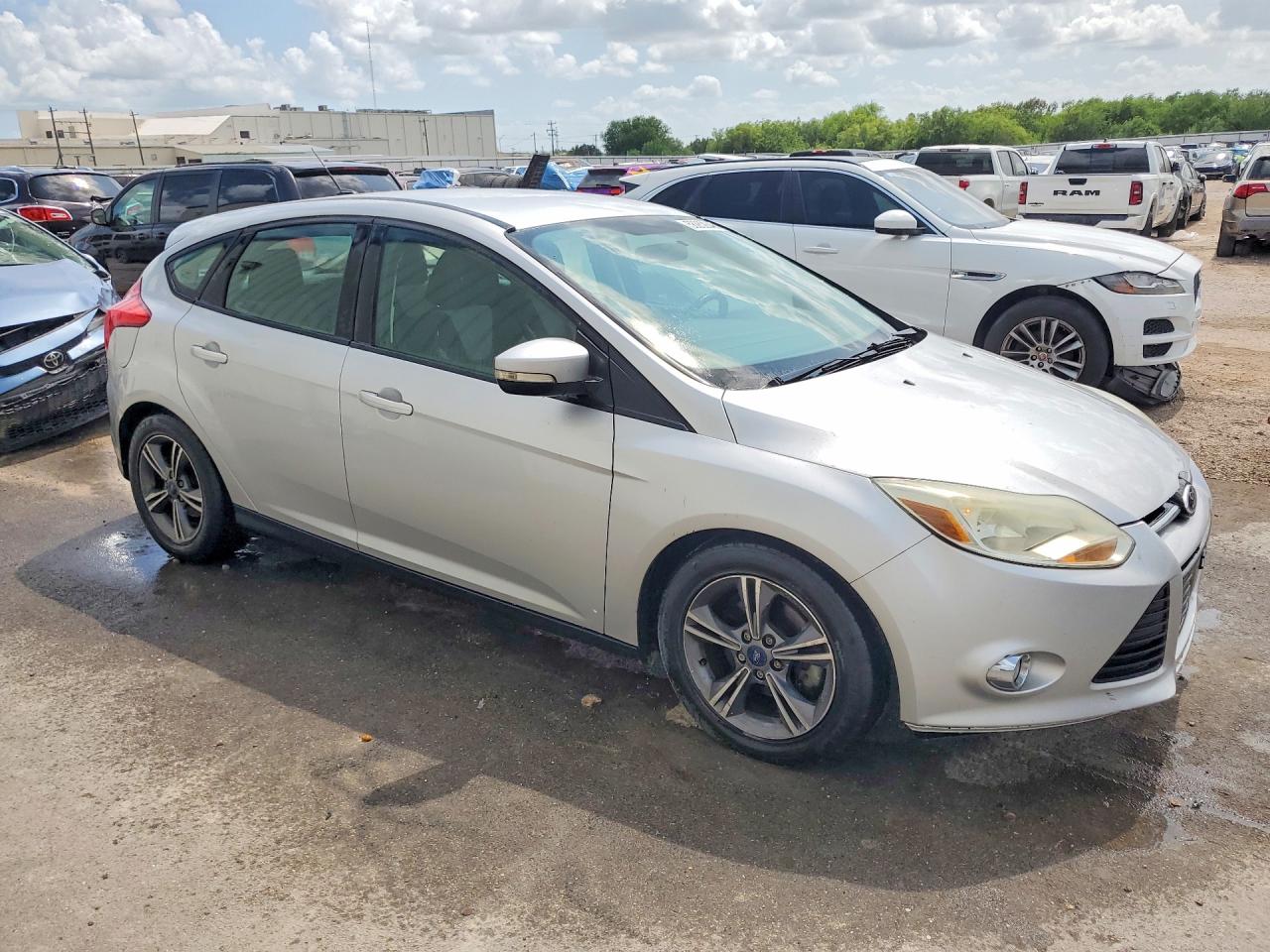2014 Ford Focus Se Silver vin: 1FADP3K25EL430308