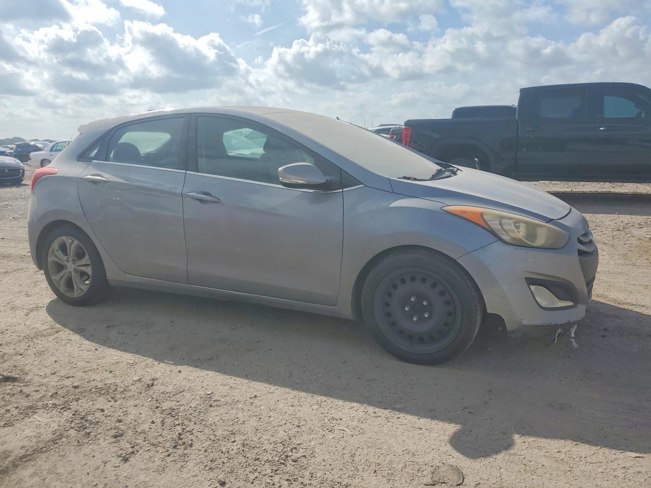 2013 Hyundai Elantra Gt Base Silver vin: KMHD35LEXDU058785