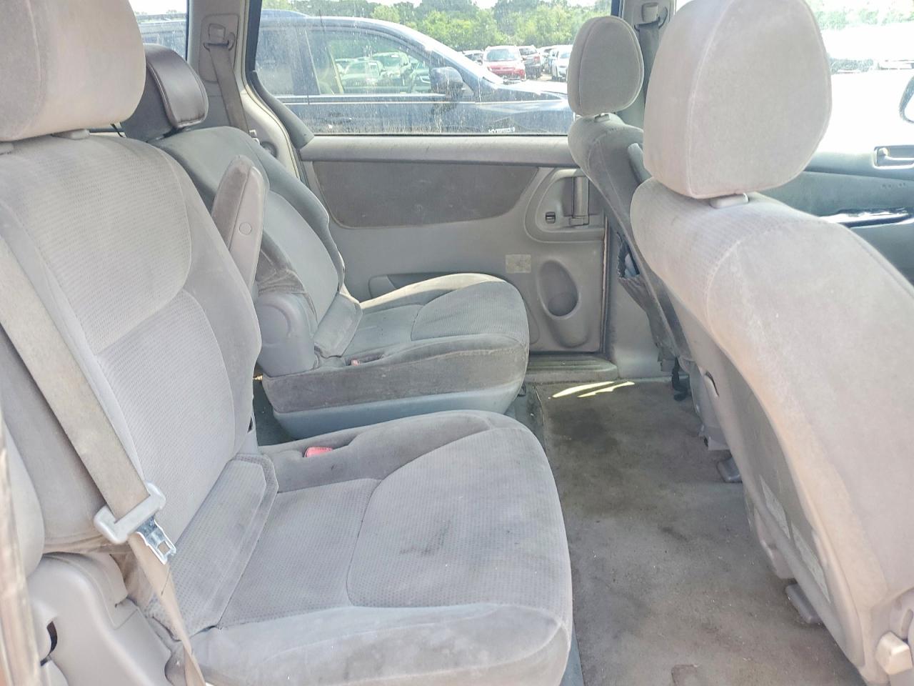 2004 Toyota Sienna Le 7 Passenger Silver vin: 5TDZA23C94S068550