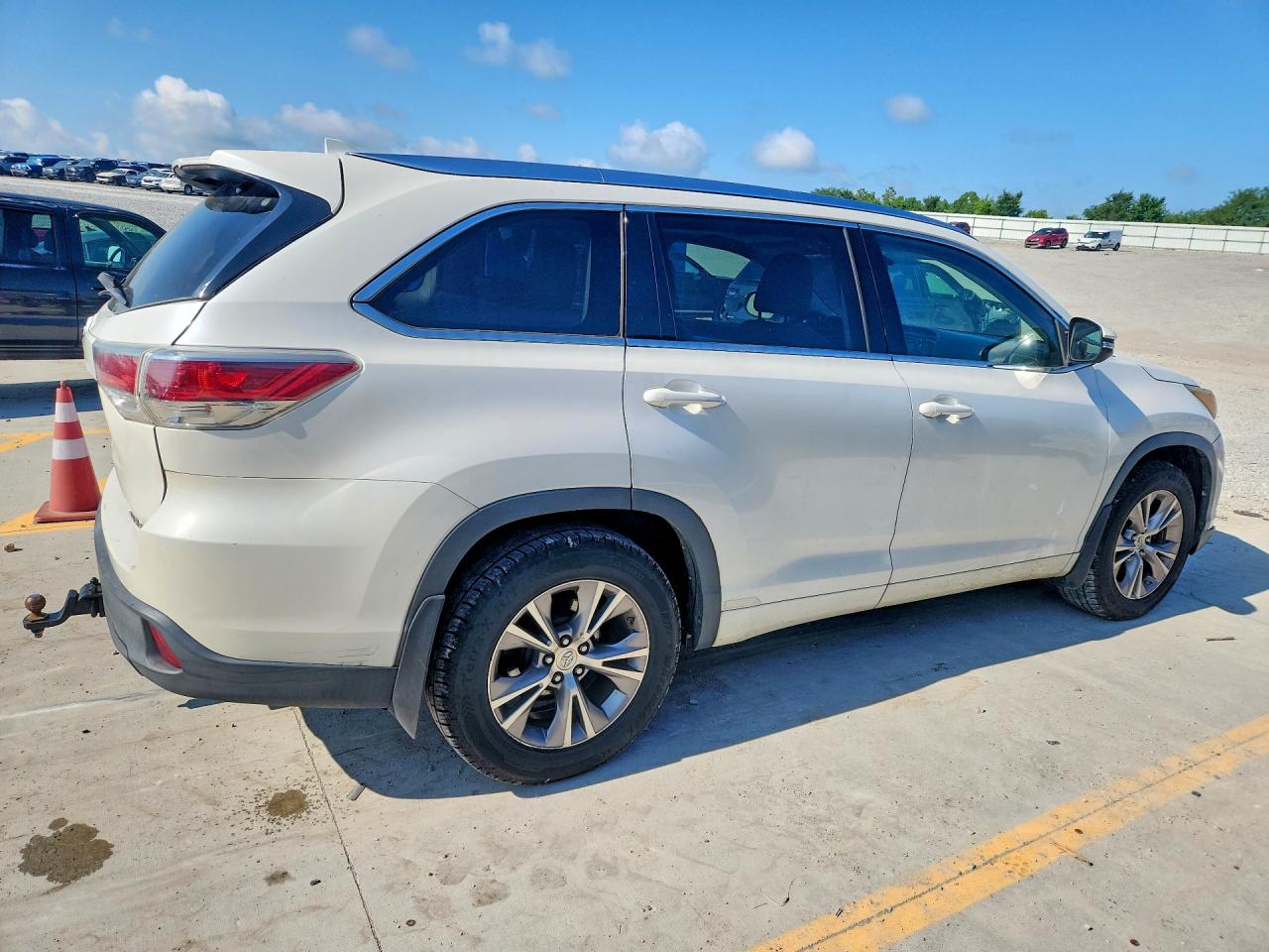 2015 Toyota Highlander Xle White vin: 5TDJKRFH7FS177070
