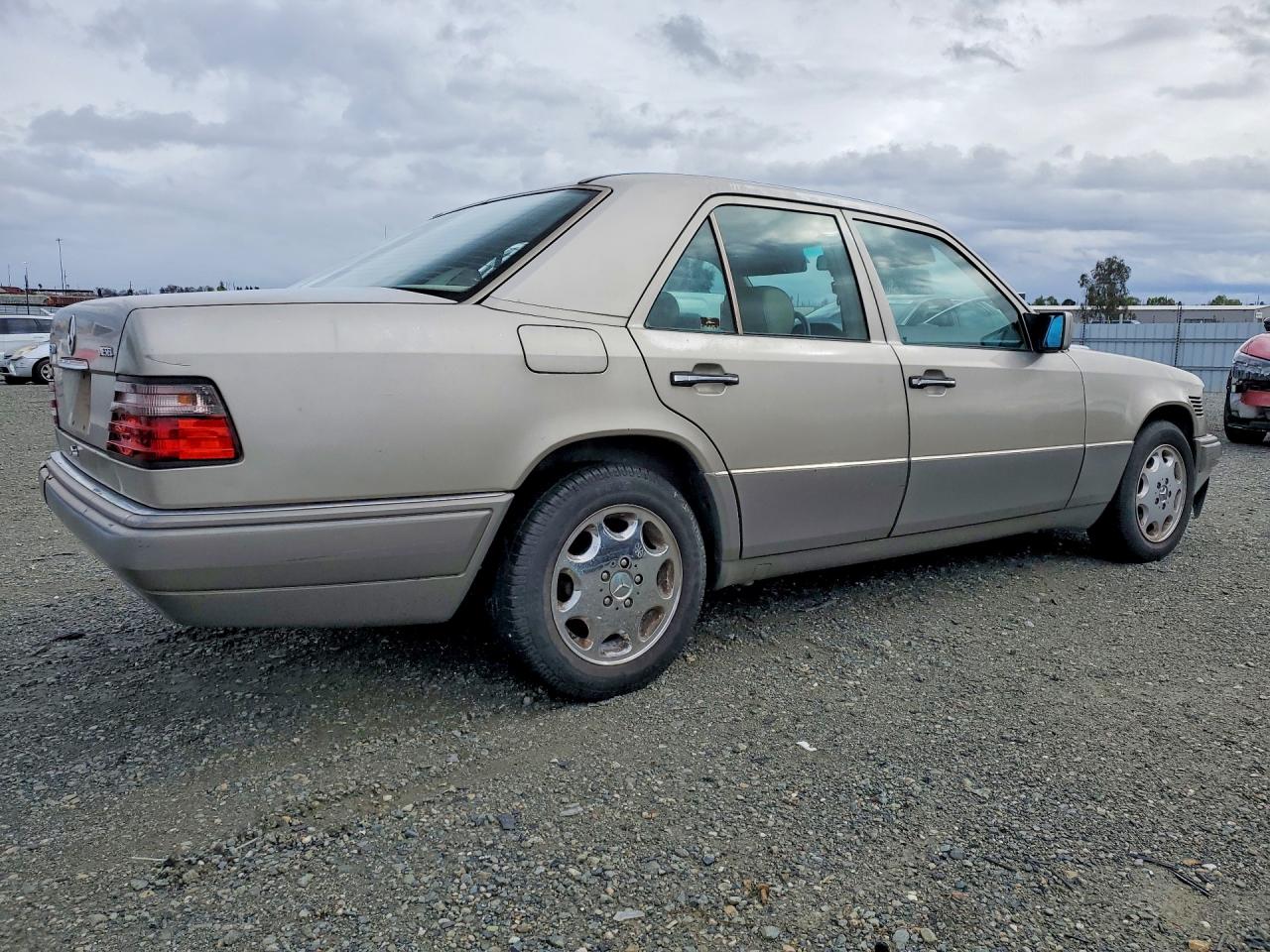 1995 Mercedes-benz E 300d Tan vin: WDBEB31E0SC072165
