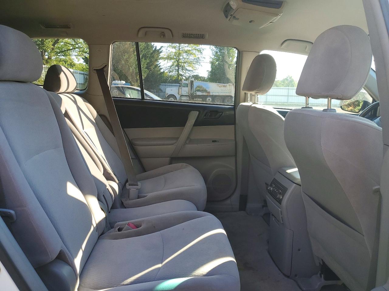 2009 Toyota Highlander Base White vin: JTEES41A692148343