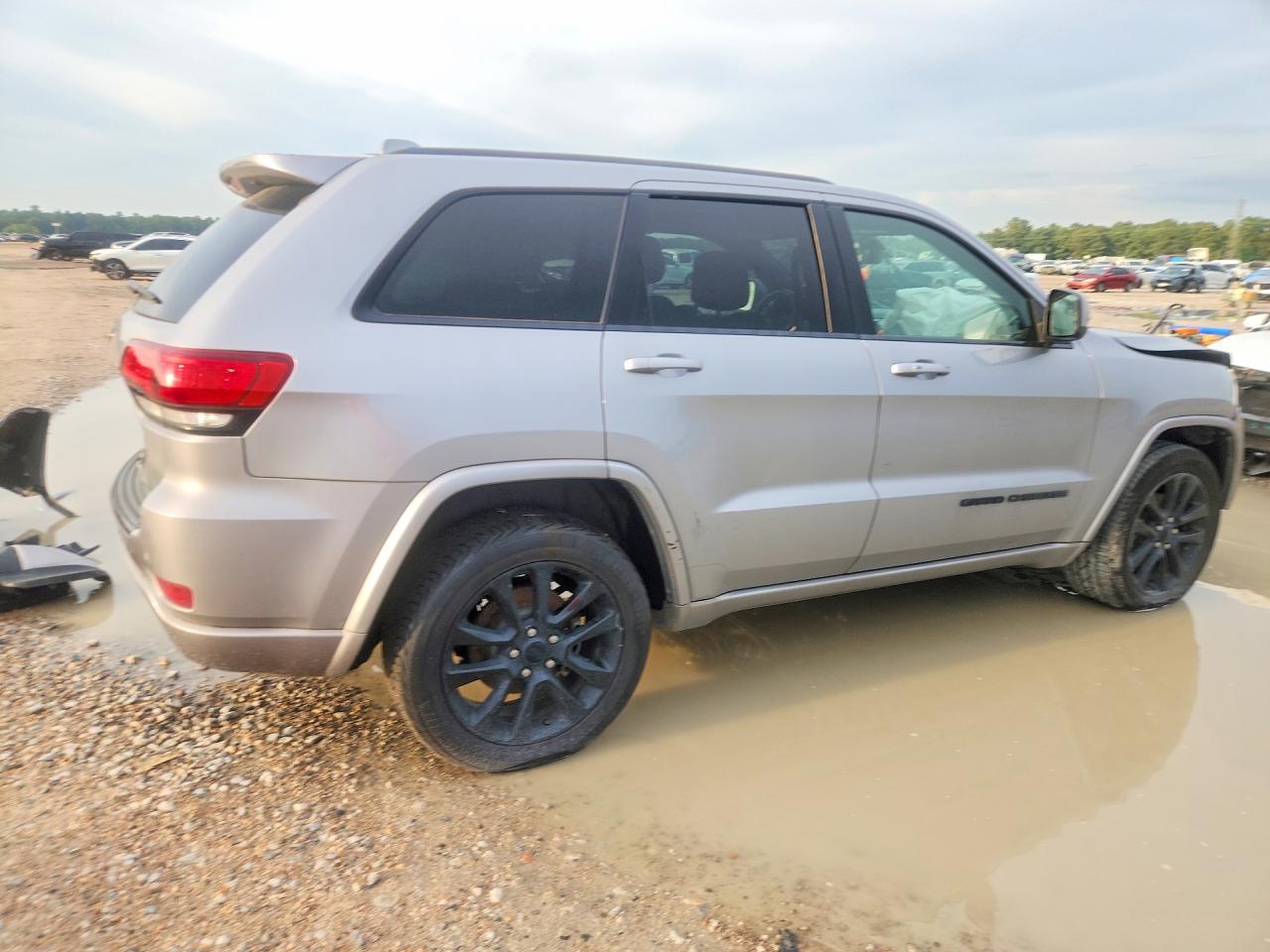 2018 Jeep Grand Cherokee Laredo Серебряный vin: 1C4RJEAGXJC241884