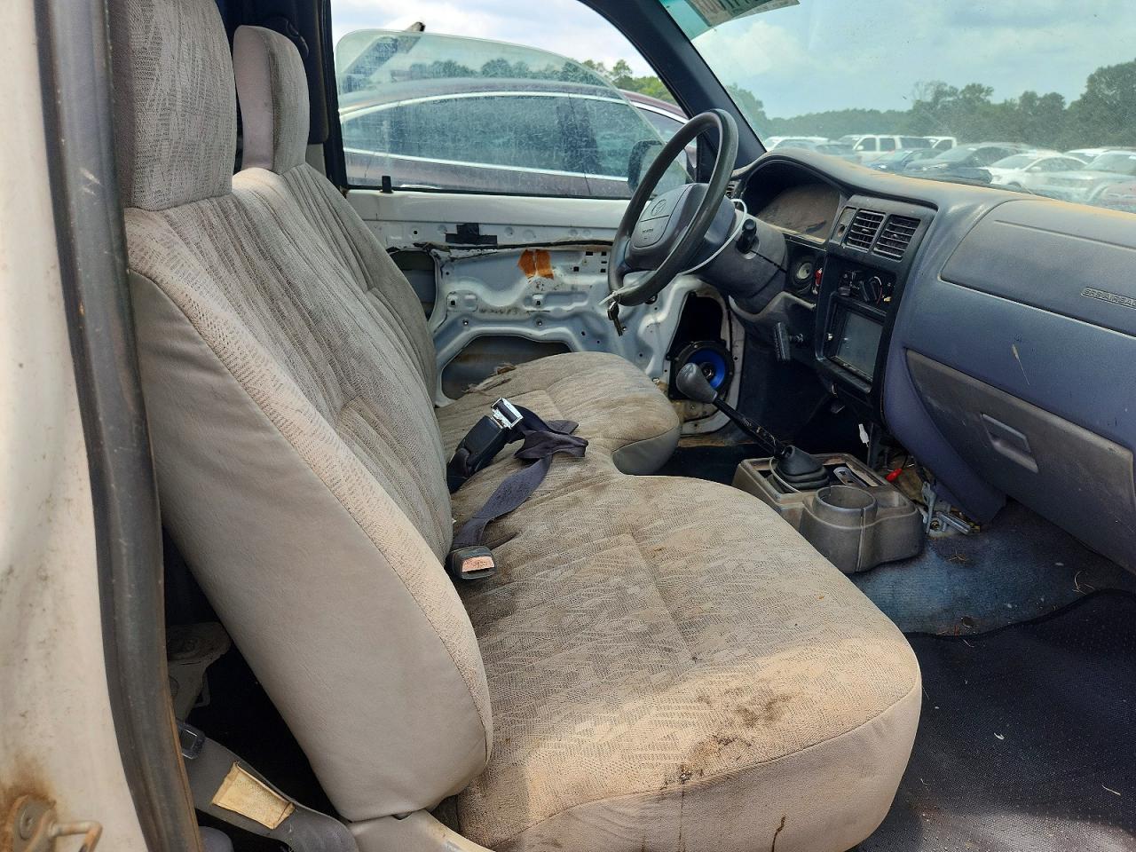 2000 Toyota Tacoma Base White vin: 4TANL42NXYZ590367