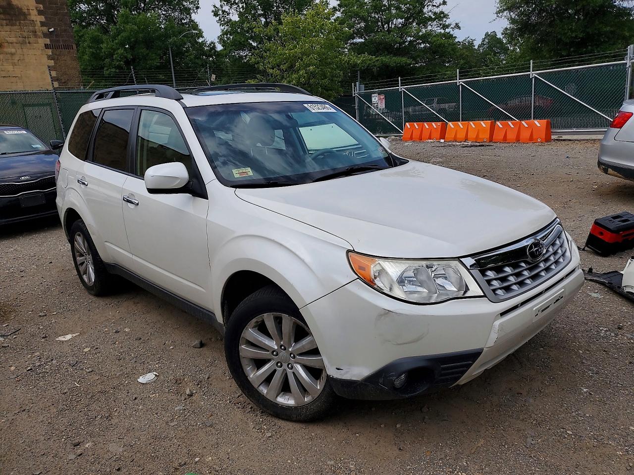 2012 Subaru Forester 2.5x Premium White vin: JF2SHADC7CH427808