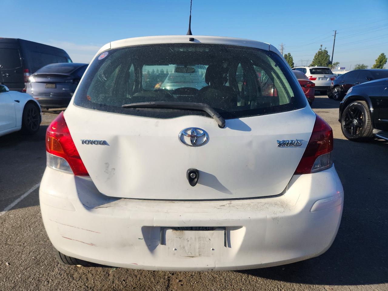2011 Toyota Yaris Base Белый vin: JTDKT4K36B5331721