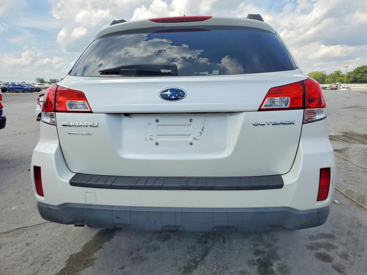 2014 Subaru Outback 2.5i Limited White vin: 4S4BRCPC3E3292857