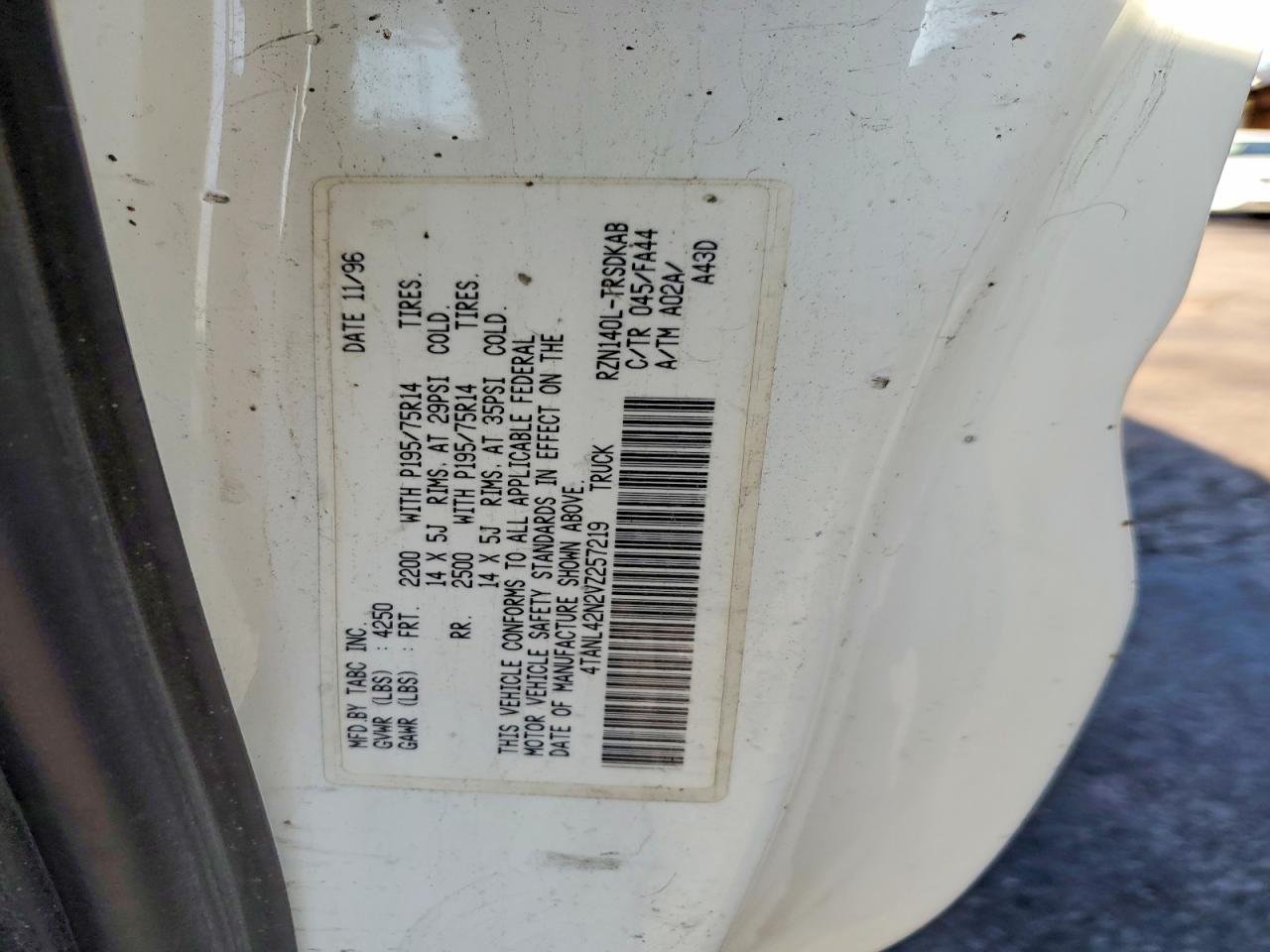 1997 Toyota Tacoma Base White vin: 4TANL42N2VZ257219