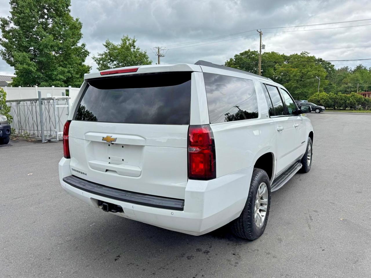 2019 Chevrolet Suburban K1500 Lt Белый vin: 1GNSKHKC1KR273818