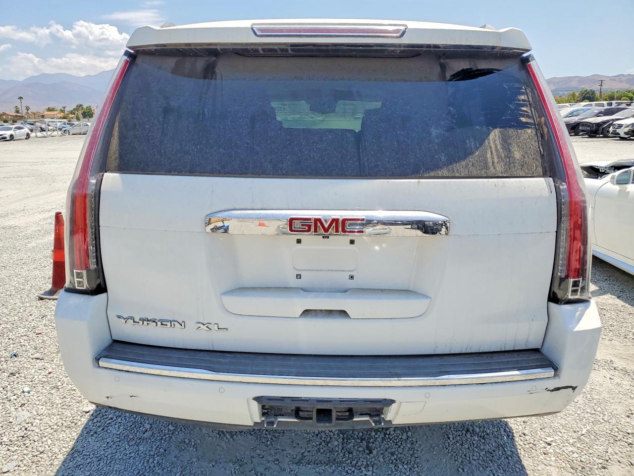 2015 Gmc Yukon Xl White vin: 1GKS2JKJ0FR625151