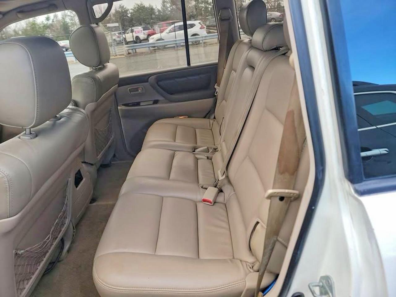 2000 Toyota Land Cruiser Base White vin: JT3HT05J4Y0113106