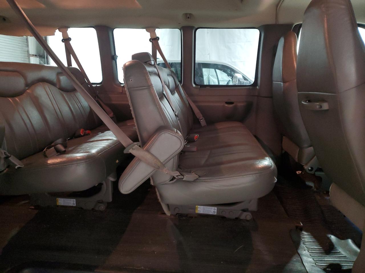 2003 Chevrolet Express G3500 Red vin: 1GAHG39U031231526 Damage: Right Rear Seat Bolster, Torn, 1 To 2 Inches