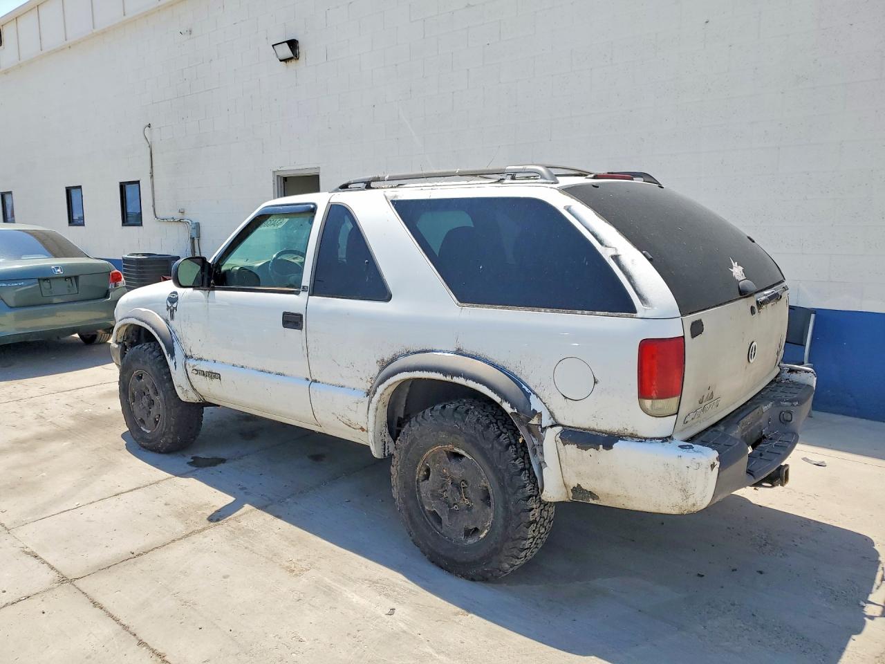 2001 Chevrolet Blazer White vin: 1GNCT18WX1K163836