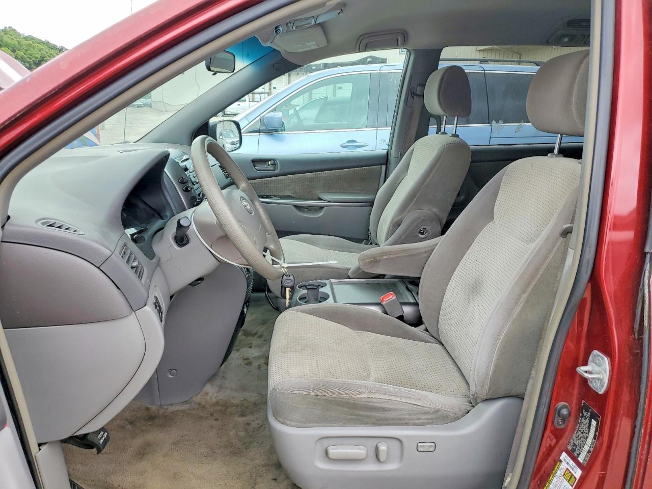 2008 Toyota Sienna Le 7-passenger Red vin: 5TDZK23C18S194243