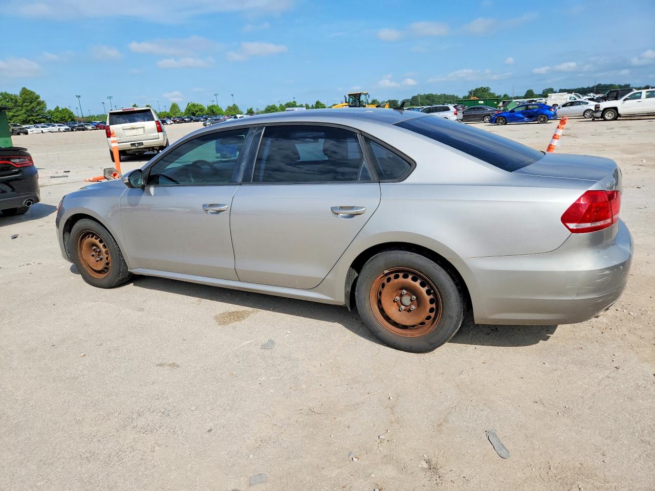 2012 Volkswagen Passat S Серебряный vin: 1VWAP7A39CC065009