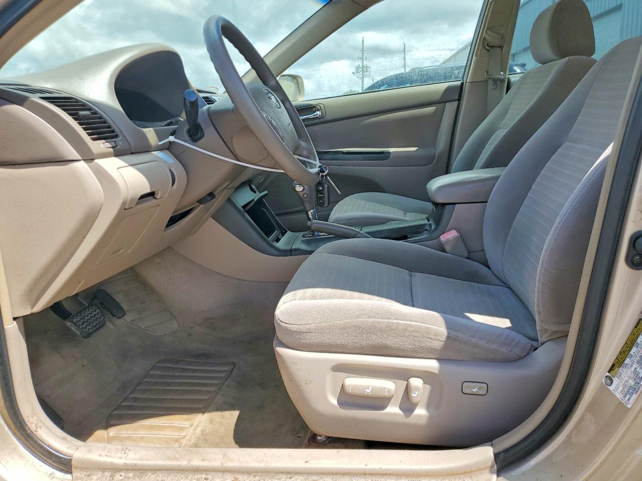 2005 Toyota Camry Le Gold vin: 4T1BE32K35U393322