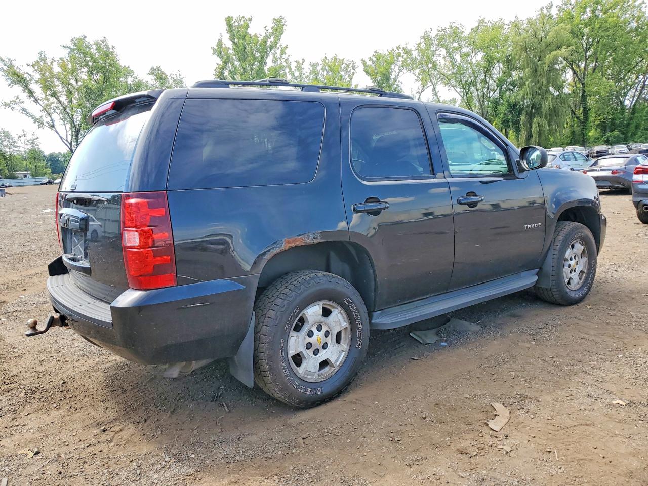 2011 Chevrolet Tahoe K1500 Ls Black vin: 1GNSKAE09BR271906