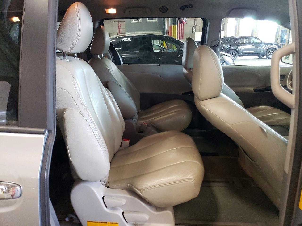 2012 Toyota Sienna Le Silver vin: 5TDJK3DC0CS034042