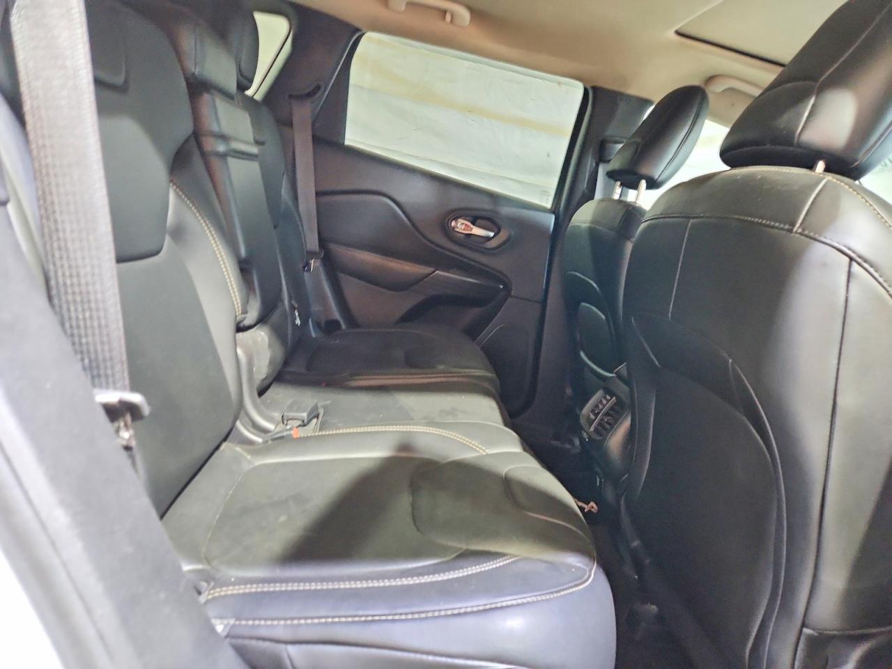 2015 Jeep Cherokee Latitude White vin: 1C4PJMCB0FW635239