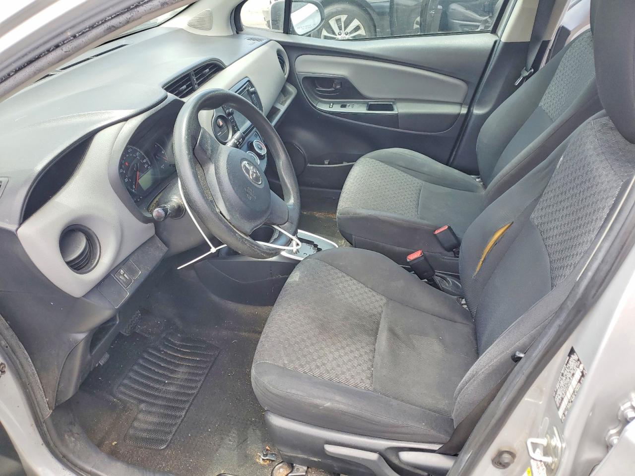2015 Toyota Yaris 5-door L Silver vin: VNKKTUD31FA035281