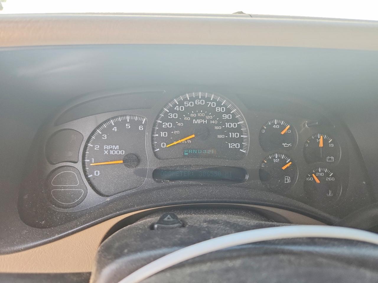 2004 Chevrolet Suburban C1500 White vin: 3GNEC16Z34G246123