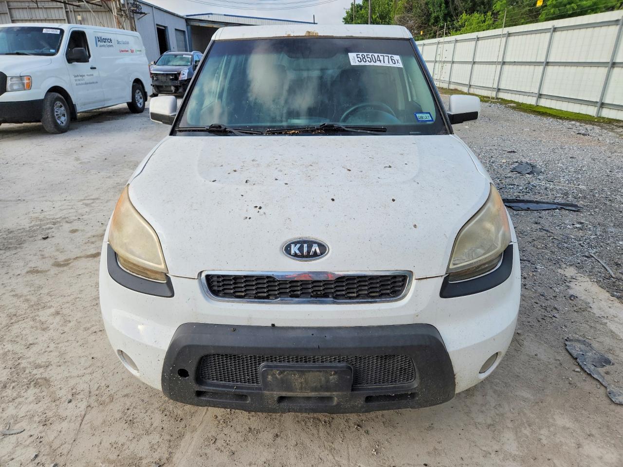 2011 Kia Soul + White vin: KNDJT2A21B7715600