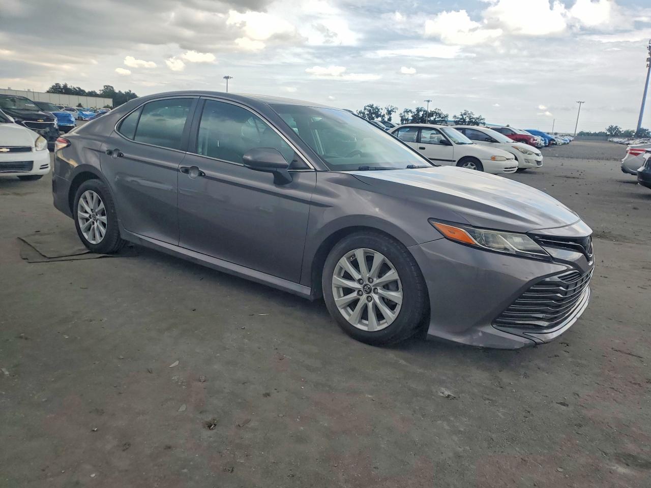2018 Toyota Camry Le Серый vin: 4T1B11HK4JU141399