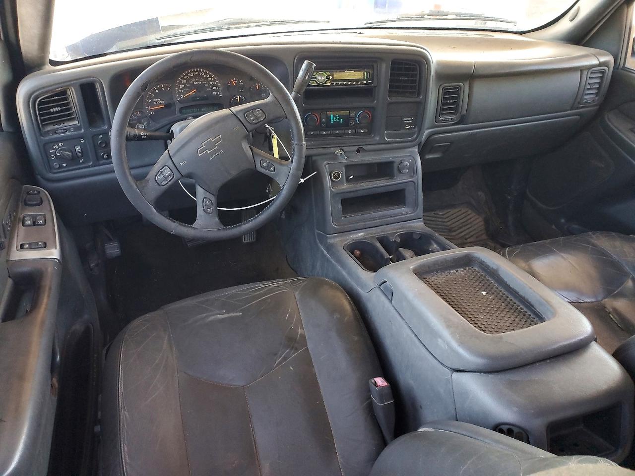 2004 Chevrolet Silverado C2500 Heavy Duty White vin: 1GCHC29U54E152134