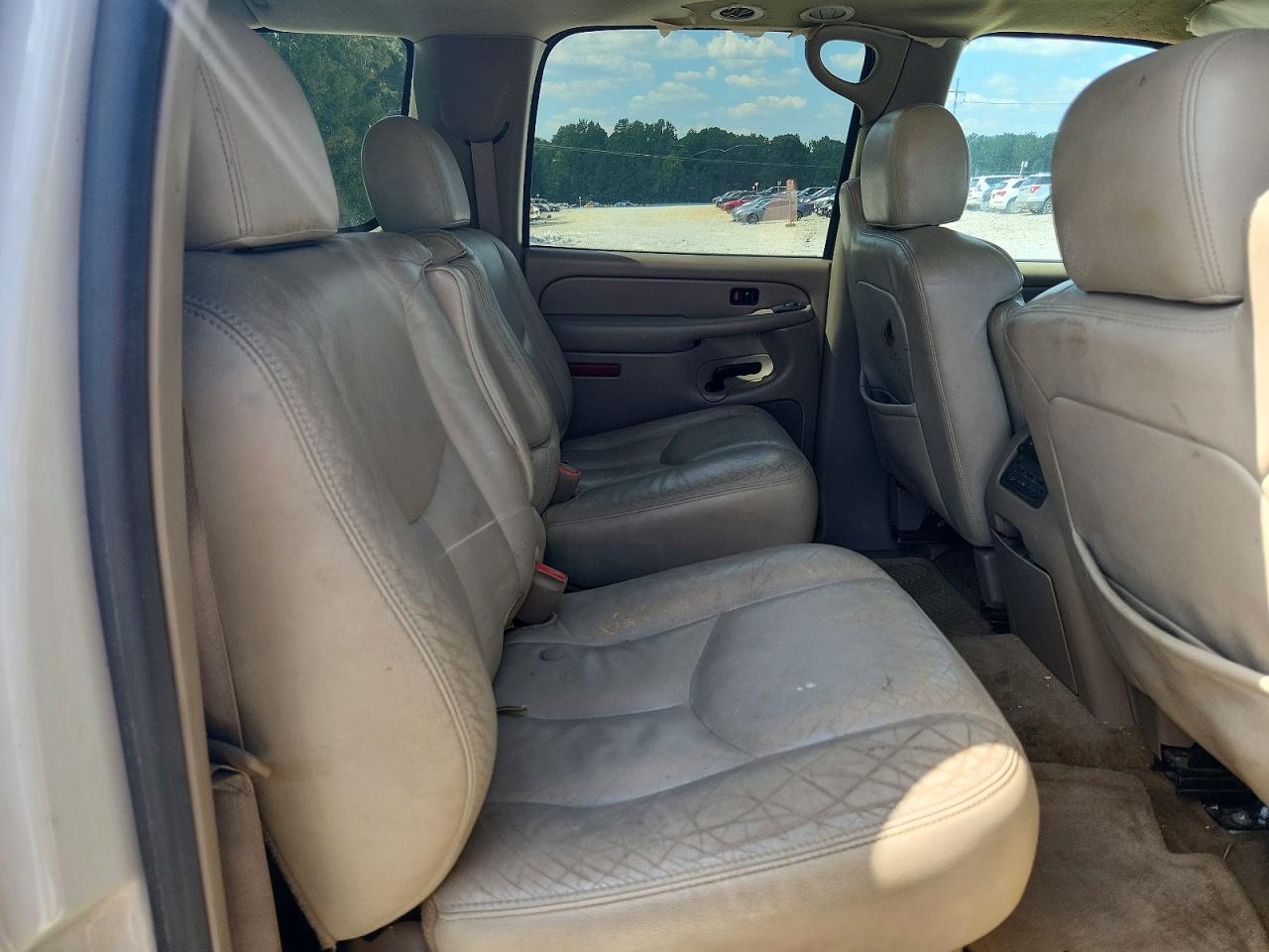 2004 Chevrolet Suburban C1500 White vin: 3GNEC16Z34G246123