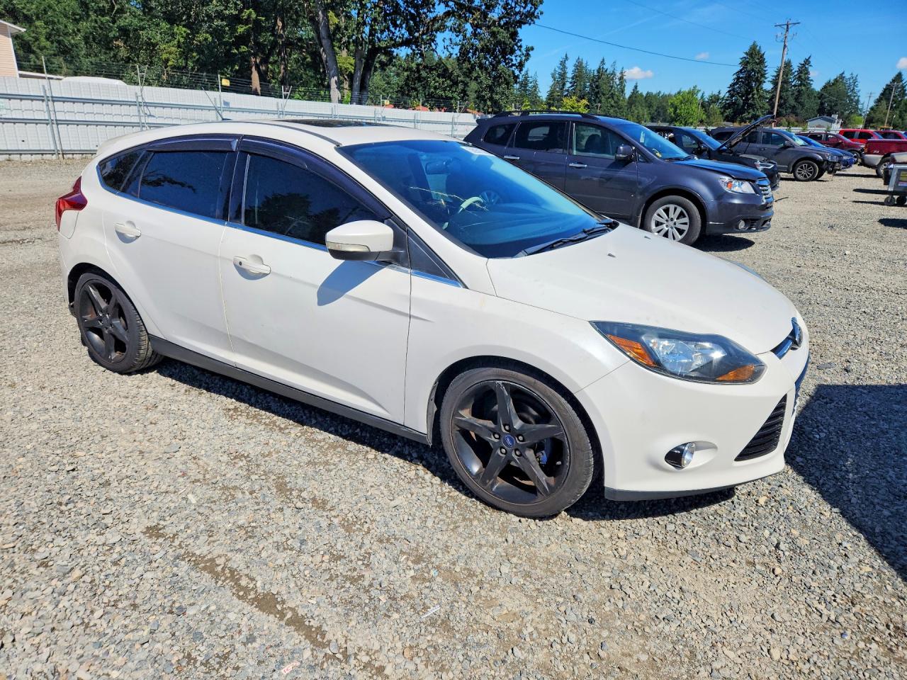 2014 Ford Focus Titanium White vin: 1FADP3N26EL282178