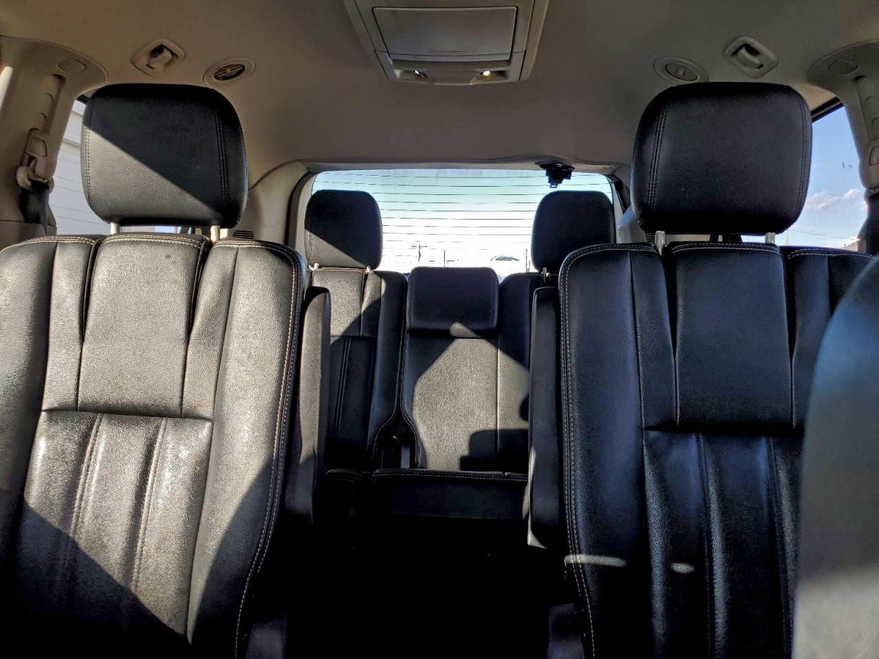 2015 Chrysler Town & Country Touring White vin: 2C4RC1BG6FR716186
